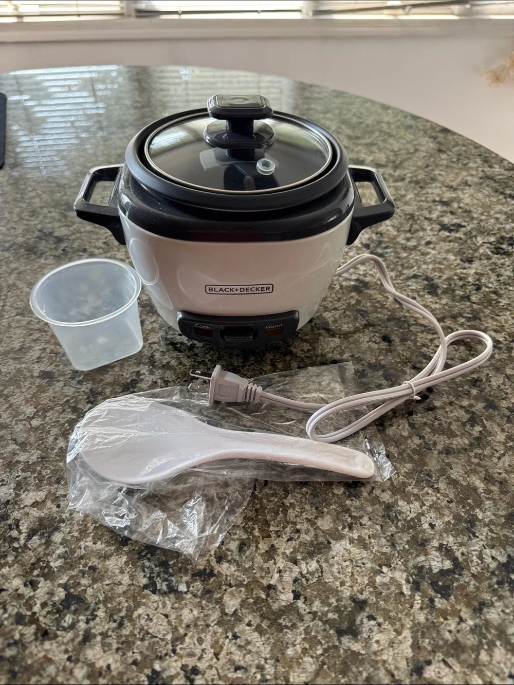 Black & Decker White and Black Mini Electric rice Cooker with Lid and Accessorie